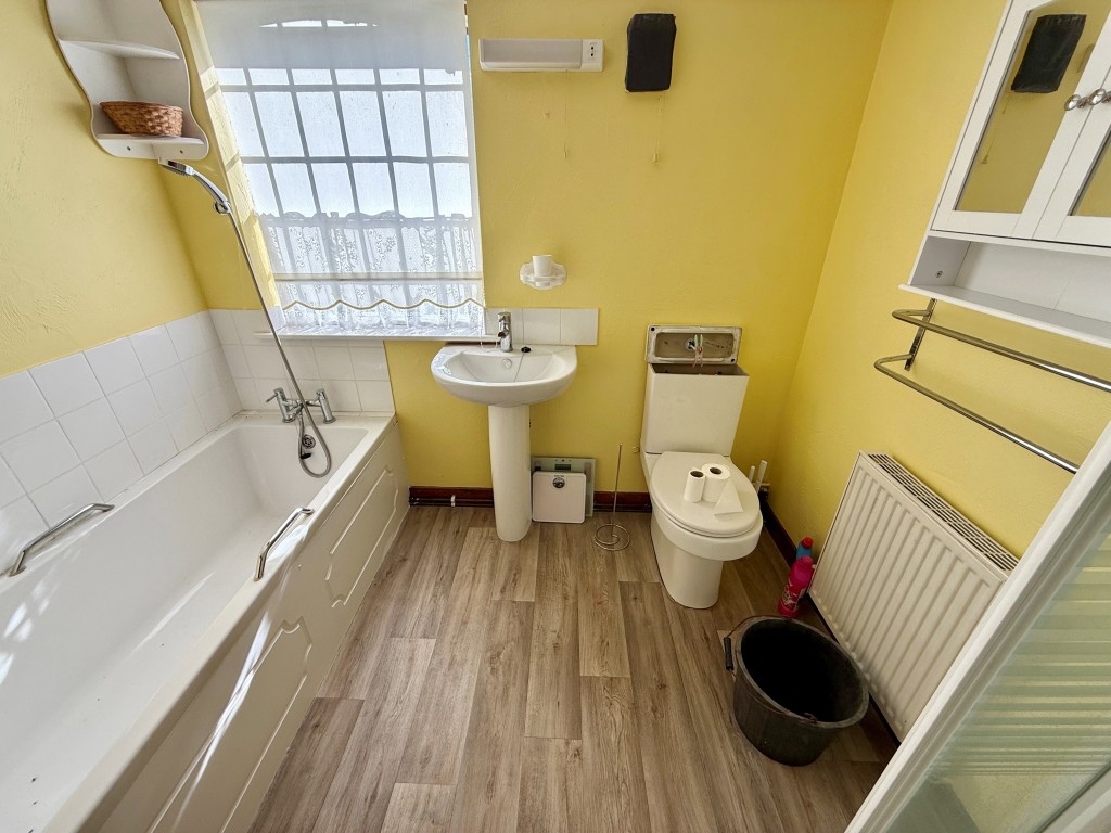 Lot: 103 - GRANARY AND OUTBUILDINGS ON APPROX 14 ACRES WITH FENCED PADDOCKS IN RURAL LOCATION - Bathroom with W.C.
